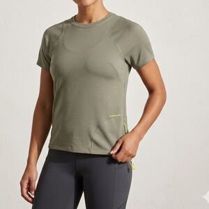 Lululemon Lightweight Cinched Hem Hiking T-Shirt
Laurel Green Size 6